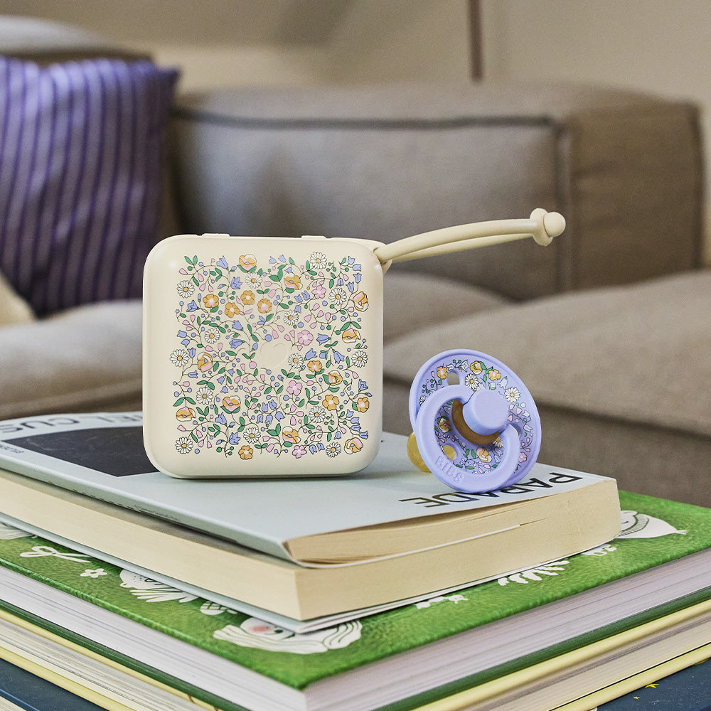 Pudełko na smoczek BIBS x LIBERTY Chloe Meadow – Ivory