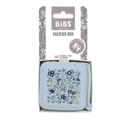 BIBS x LIBERTY Schnullerbox – Chamomile Lawn Baby Blue